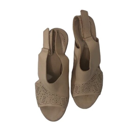 CLARKS Sandals Women's Size 7.5 Beige Cream Lafley Joy Leather Open Toe Wedge - Picture 12 of 12